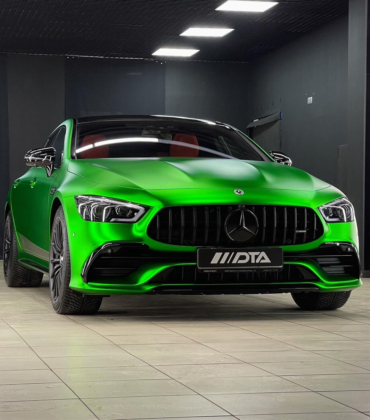 Зелёный Mercedes-AMG с номерной рамкой DTA