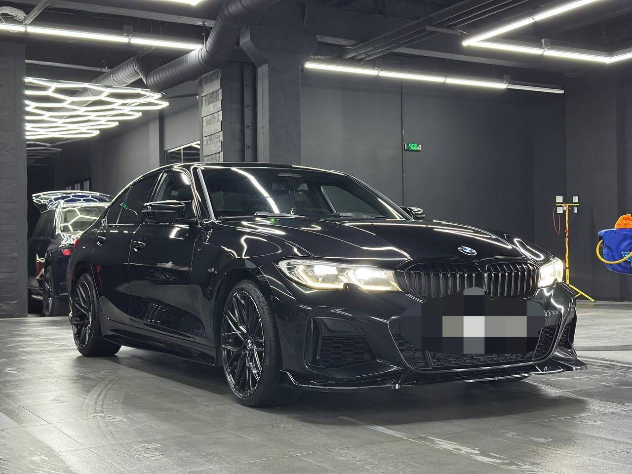 Чёрная BMW в боксе DTA, фото из отзыва
