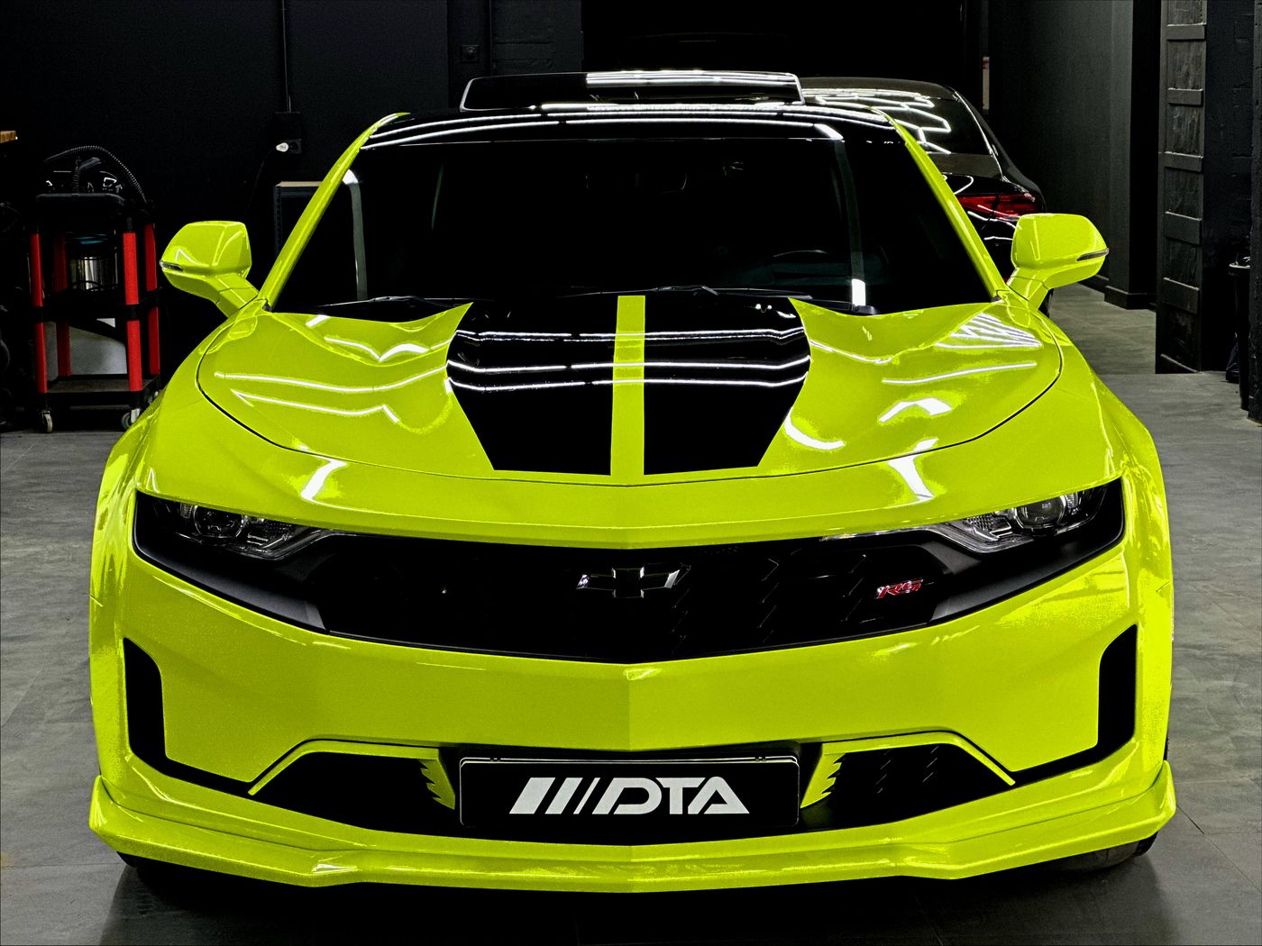 Жёлтый Chevrolet Camaro с номерной рамкой DTA