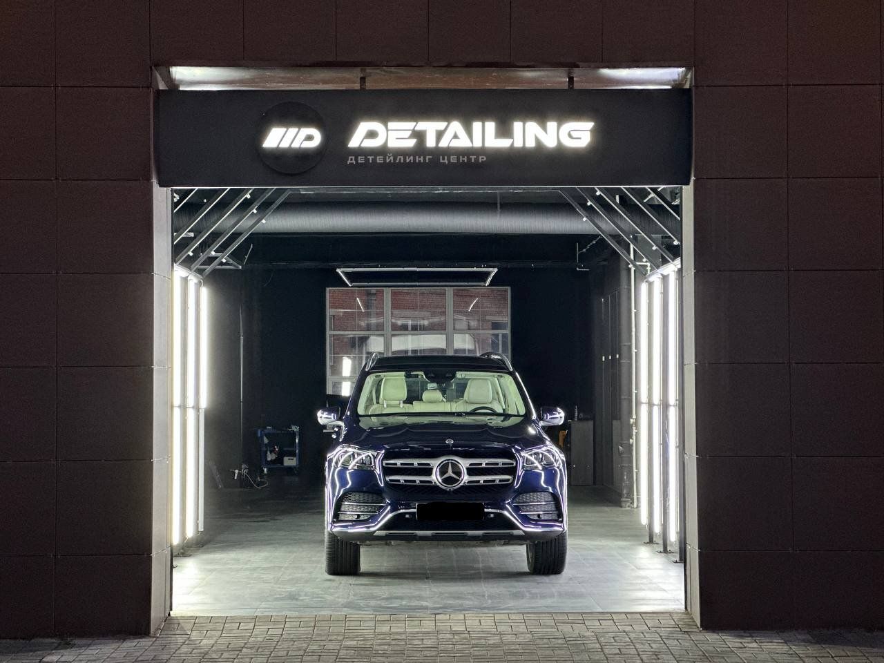 Въезд в детейлинг-центр DTA с вывеской Detailing