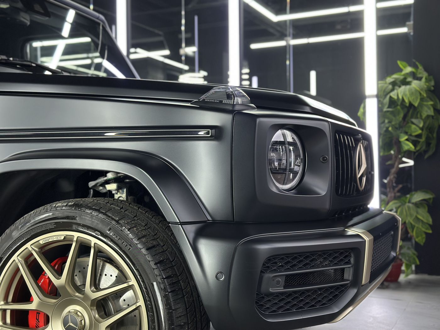 Матовый Mercedes G-класса в боксе DTA