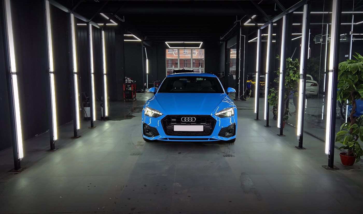 Синяя Audi в световом тоннеле детейлинг-центра DTA