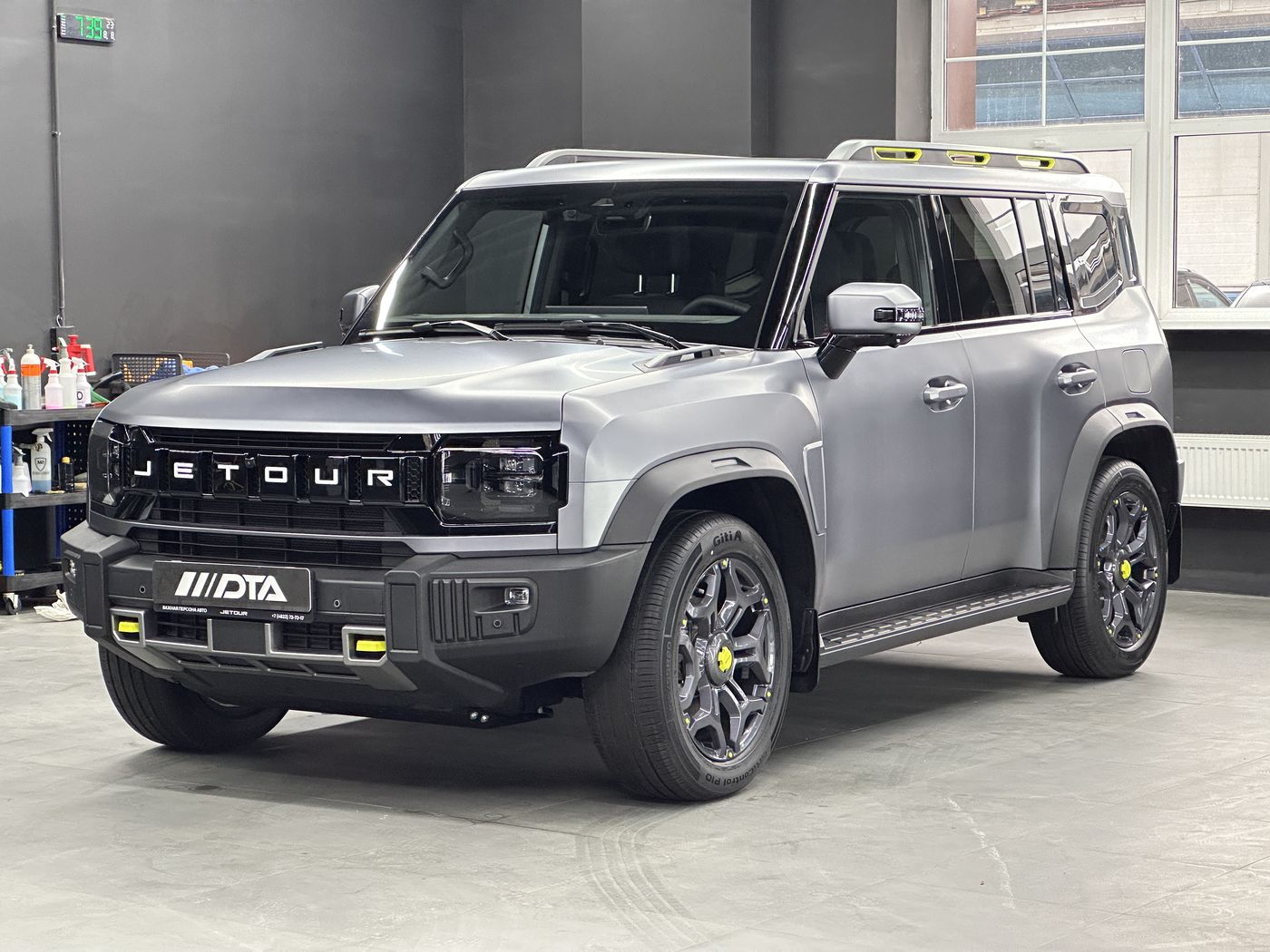Серый матовый Jetour с номерной рамкой DTA