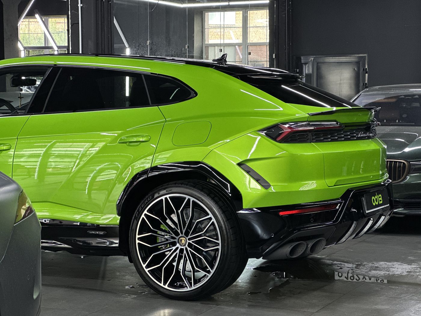 Зелёный Lamborghini Urus в боксе DTA